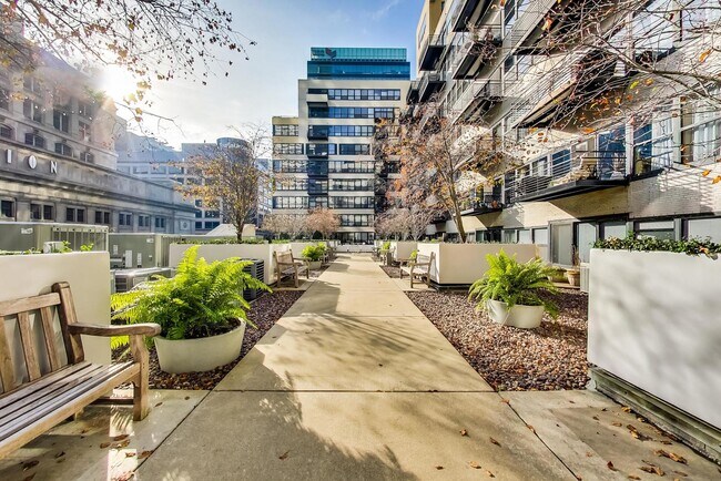 Building Photo - 130 S Canal St