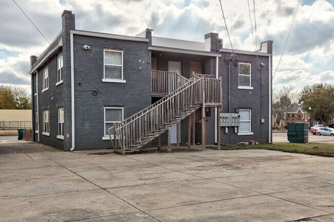 Building Photo - ** Move-in Special - First Full Month's Rent Free ** Bright & Stylish 2-Bedroom Close to the Plaz...