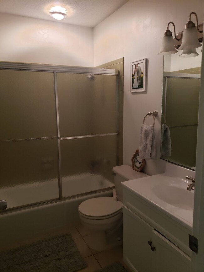 Building Photo - Spacious 3Bed/2Bath