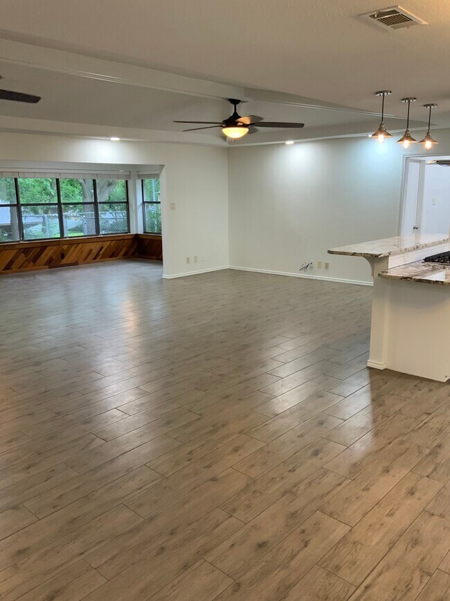 Building Photo - 2800 Shoreline Dr