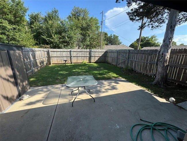 Building Photo - 914 Drake Dr