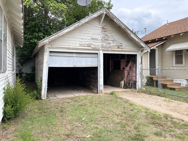 Building Photo - Large 1 bedroom home