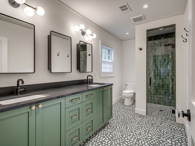 Building Photo - Luxury Living in the Heart of Tulsa