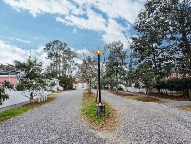 Building Photo - 2 Bedroom Cottage Near Downtown Ocean Springs