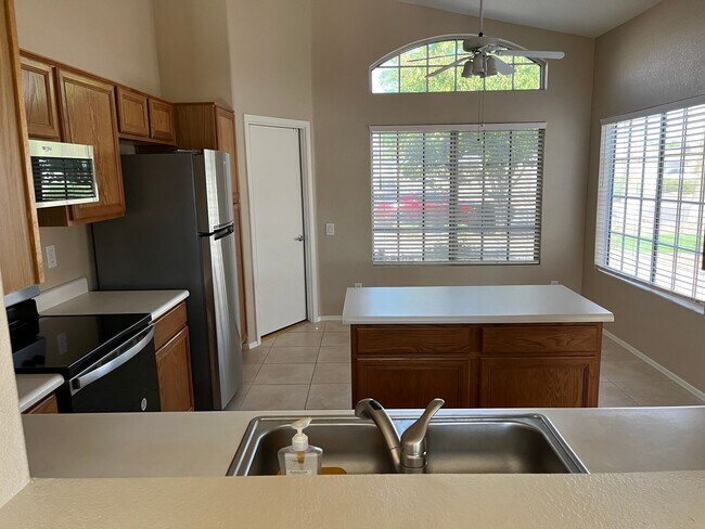Building Photo - 33 N Sahuaro Dr