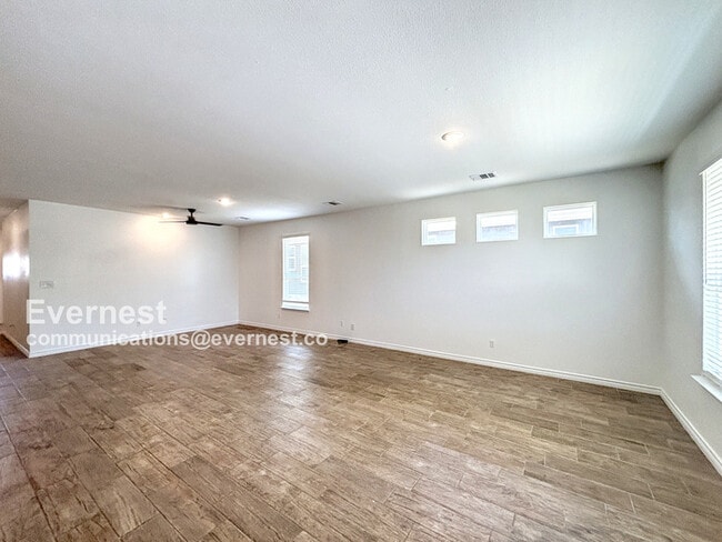 Building Photo - 2115 Hornbeam St