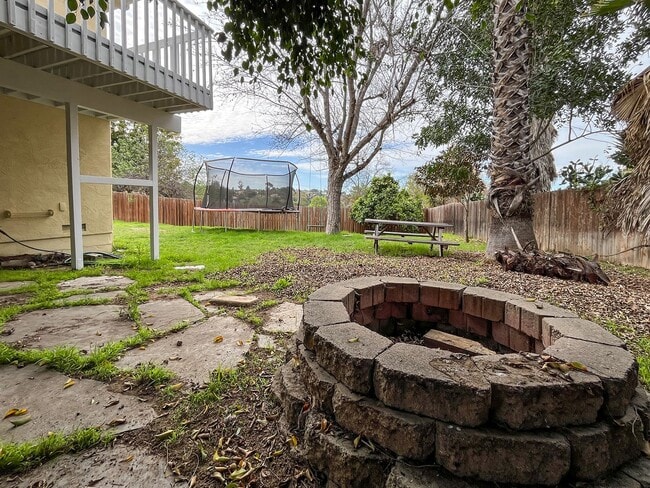 Building Photo - 3bd/2ba Single Story Vista Home With A/C