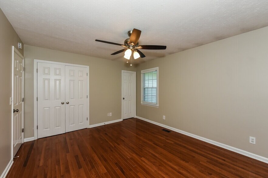 Building Photo - 2121 Ravenwood Dr