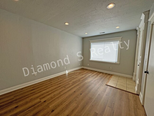 Building Photo - Charming 2 Bedroom/2 Bathroom House Coming Soon!