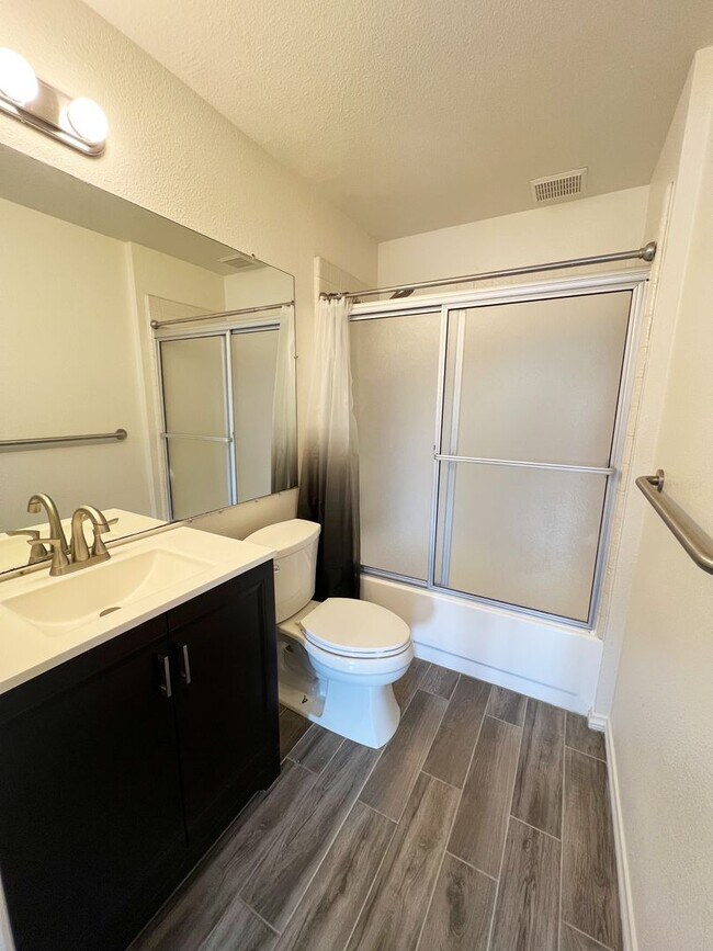 Building Photo - Spacious 2 Bed/2 Bath Condo at Mission Gre...