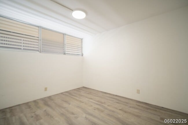 Building Photo - $2,500 /2 Bed /1 Bath / 2 PARKING In beaut...