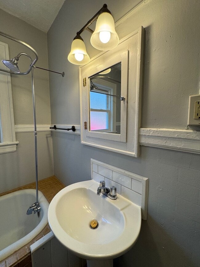 Building Photo - West AVL - Two Bedroom Bungalow Just off H...