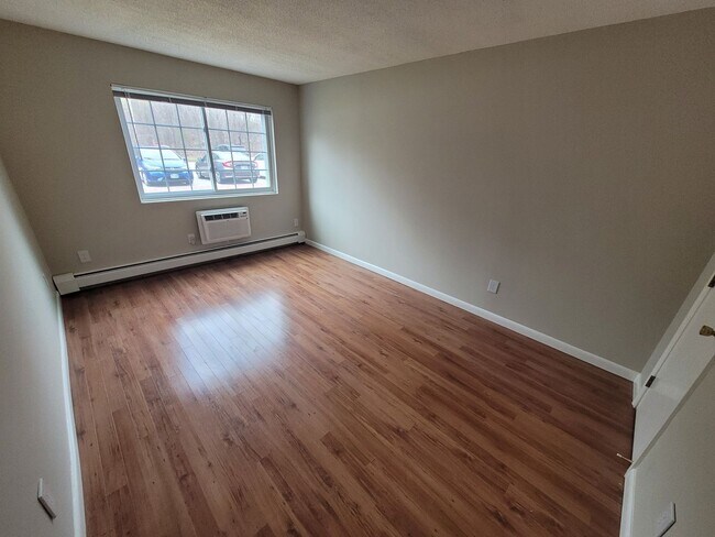 Building Photo - $2100 - 2 Bed / 1 Bath Condominium in Manc...