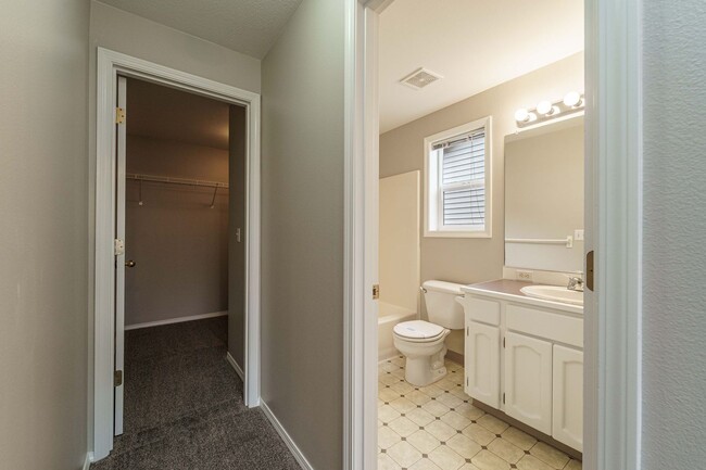 Building Photo - A/C Equipped 4 Bedroom 2.5 Bath Located in Desirable Fishers Grove - Union, Shahala and Ilahee Sc...