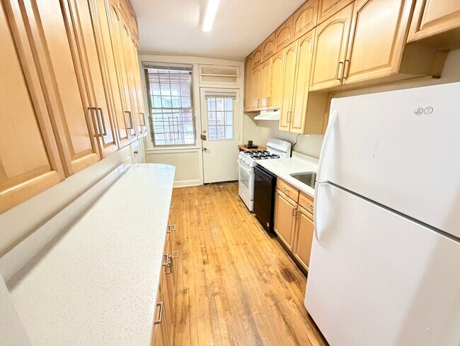 Building Photo - 5674 N Ridge Ave