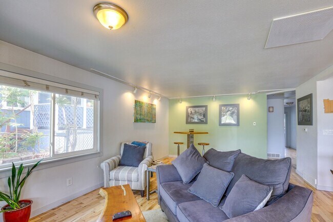 Building Photo - Charming 2Bed 2bath House in Denver