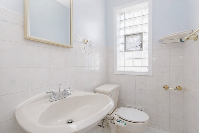 Building Photo - 612 Maple Ct