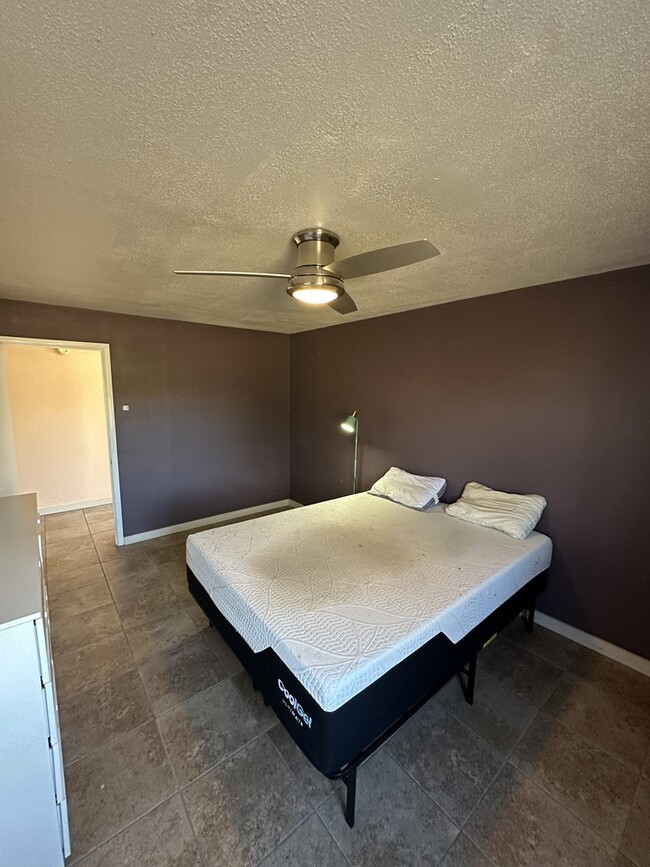 Building Photo - 1104 N 5th St