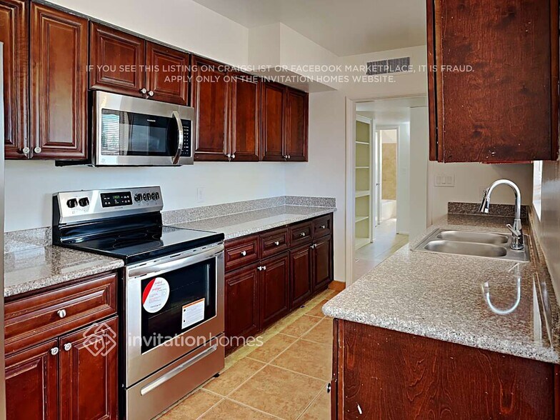 Building Photo - 1448 E 2nd St