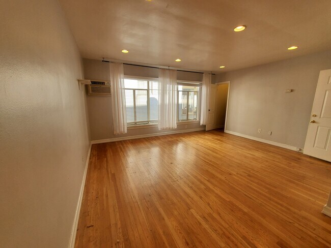 Building Photo - 920 Westbourne Dr