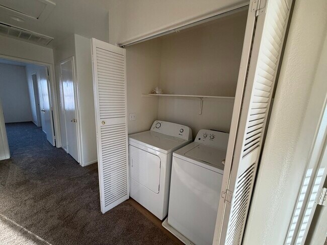 Building Photo - Carry Over Showing: This property has been shown before and will be rented to the first most qual...