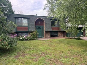 Building Photo - Gorgeous SFH with SS appliances, fenced ba...