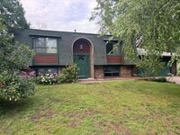 Building Photo - Gorgeous SFH with SS appliances, fenced ba...