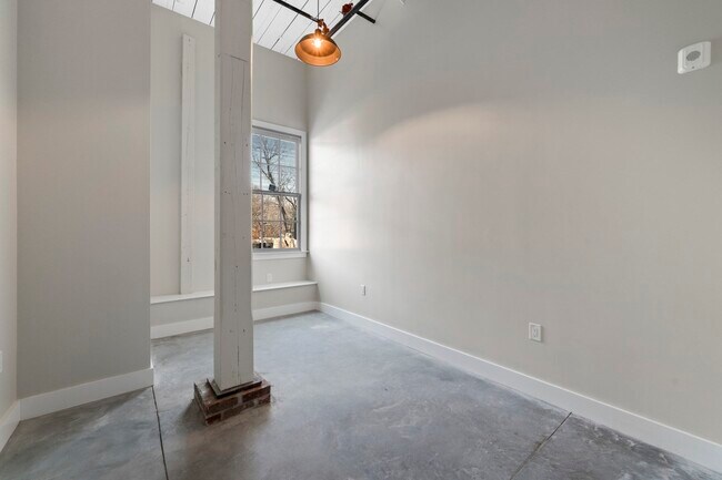 Building Photo - 34 Tremaine St