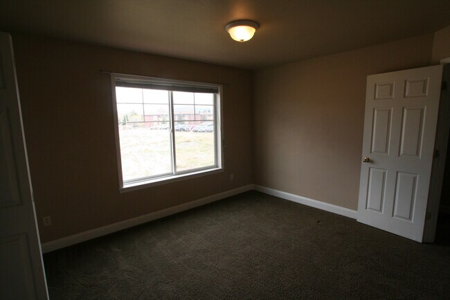 Building Photo - Matheson Way Townhouse