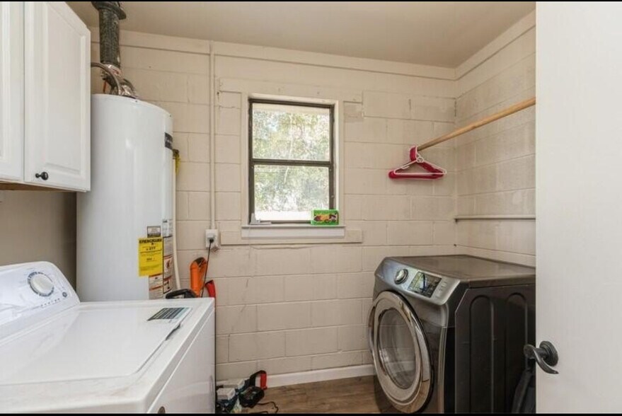 Building Photo - 111 Cowrie Ave SW