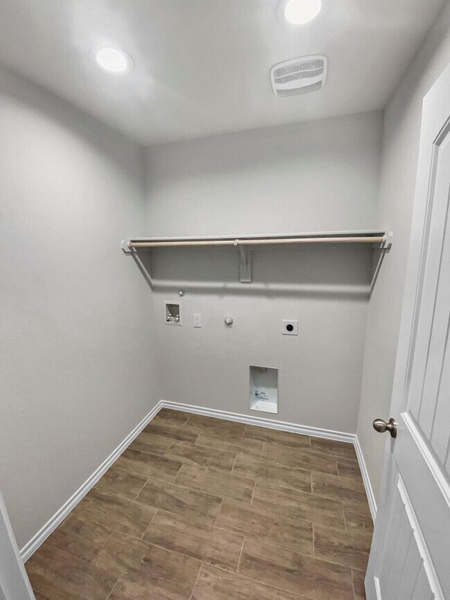 Building Photo - Stylish New Build with Luxury Finishes – M...