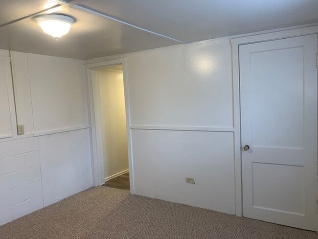 Building Photo - 2 Bed 1 Bath