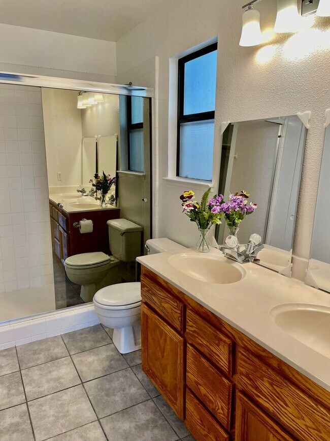 Building Photo - Gorgeous!