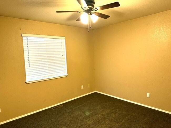 Building Photo - 3 bedroom 2 bath home in Spring Creek with...
