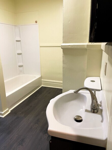 Building Photo - 889 N Main St