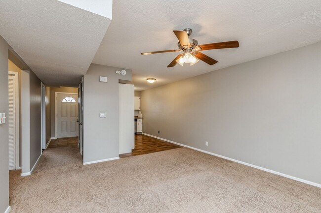 Building Photo - UPDATED CONDO!! 2 Bedroom, 1 Bathroom Condo In Ankeny
