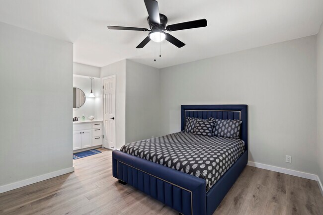 Building Photo - 3400 Laguna Dr