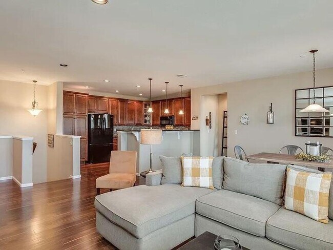 Building Photo - 2 Bed/2 Bath that is beyond expectations!!