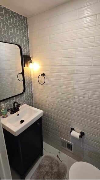 Building Photo - 8499 Rainbow Bridge Ln