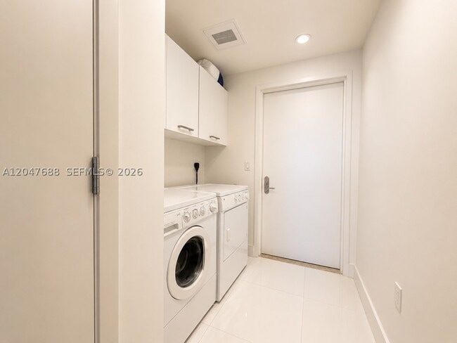 Building Photo - 17121 Collins Ave