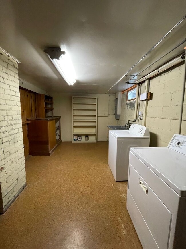 Building Photo - 2 bd., 1 bath with extra bonus finished ba...