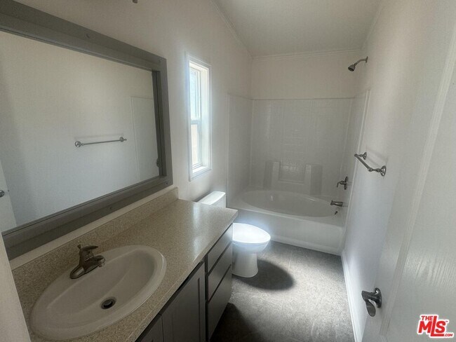 Building Photo - 1336 La Crescenta Dr