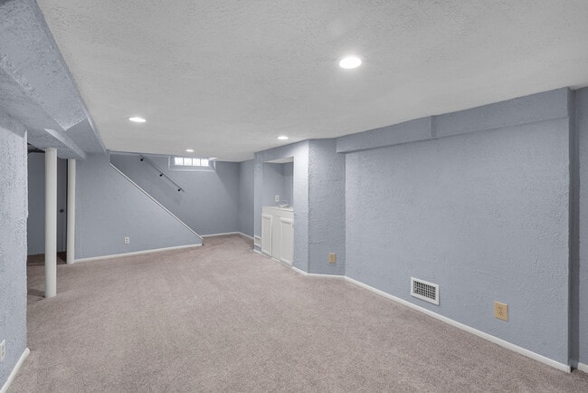 Building Photo - 5577 N Kent Ave