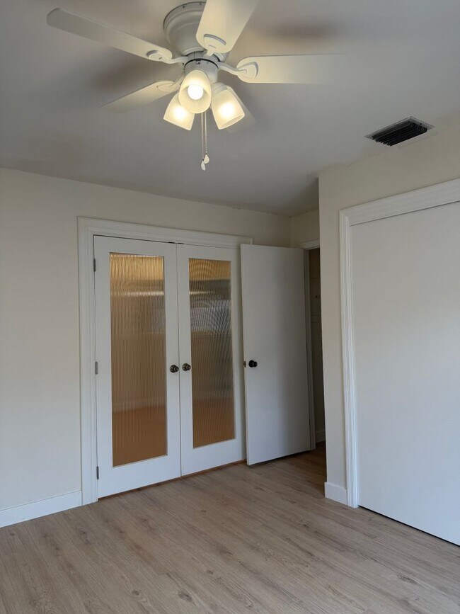 Building Photo - Stunning Midtown 2 Bedroom 2 Bath Townhome in Gated Community!