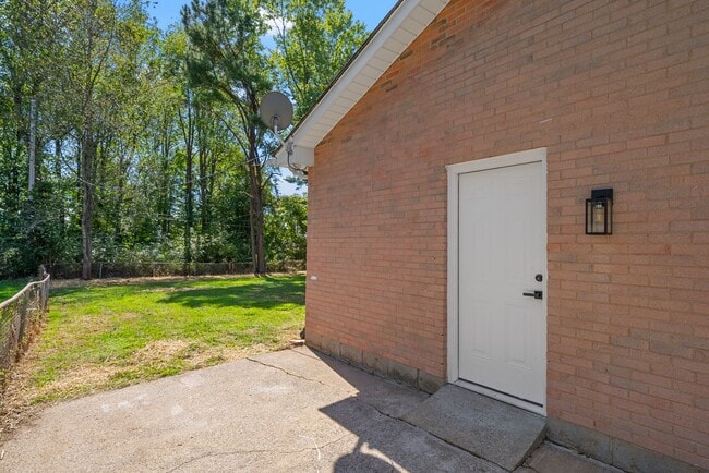 Building Photo - Close to Ft. Campbell! Renovated 3 Bed 2 Bath Home!