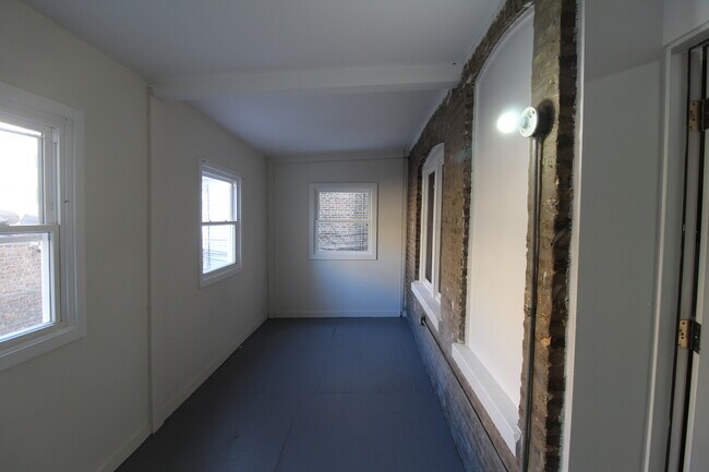 Building Photo - 6307 N Mozart St