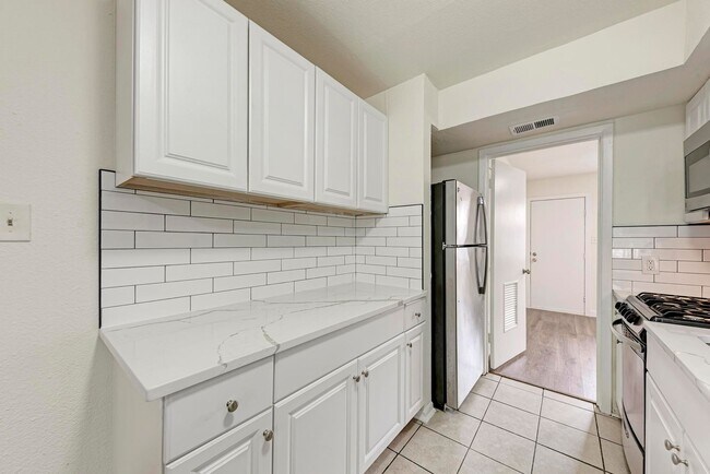 Building Photo - 2 month lease cute 1-1 blocks from campus and 1 block from UT shuttle