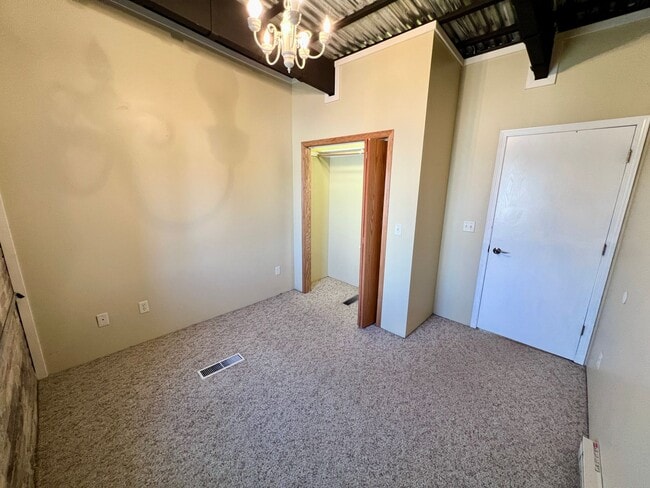 Building Photo - Industrial Style 3 Bedroom Home AVAILABLE JUNE!!!