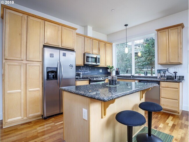Building Photo - NorthWest/Nob Hill Condo 3Bd/2Ba ~ Washer/Dryer In Unit, Assigned Covered Parking,  Close to Shop...