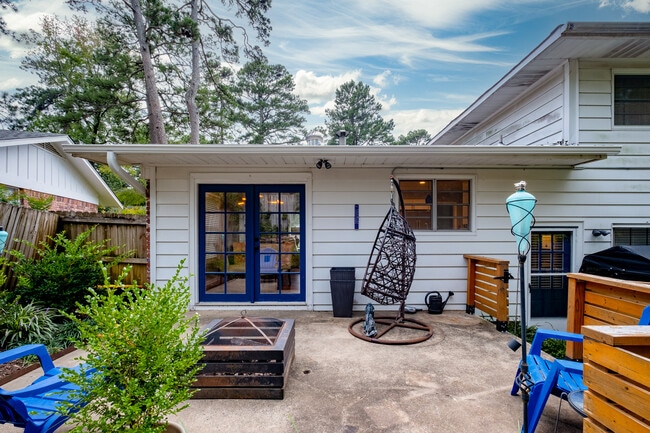 Building Photo - 312 Schoolwood Ln